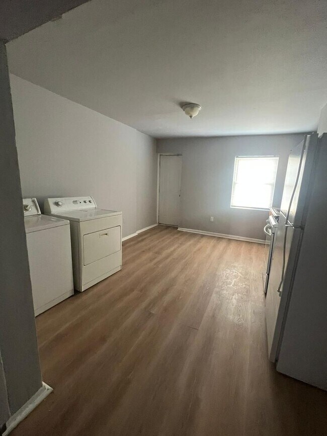 Foto del edificio - Four Bedroom One Bathroom Unit Recently Re...