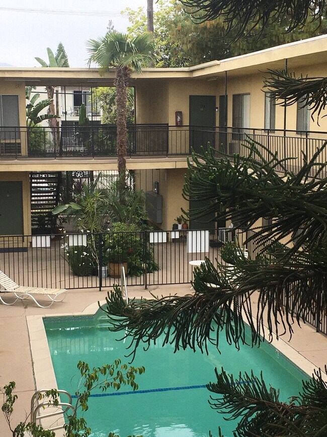 Foto del edificio - 18555 Burbank Blvd
