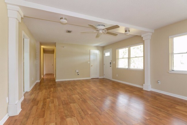 Foto del edificio - 1576 Young Ave