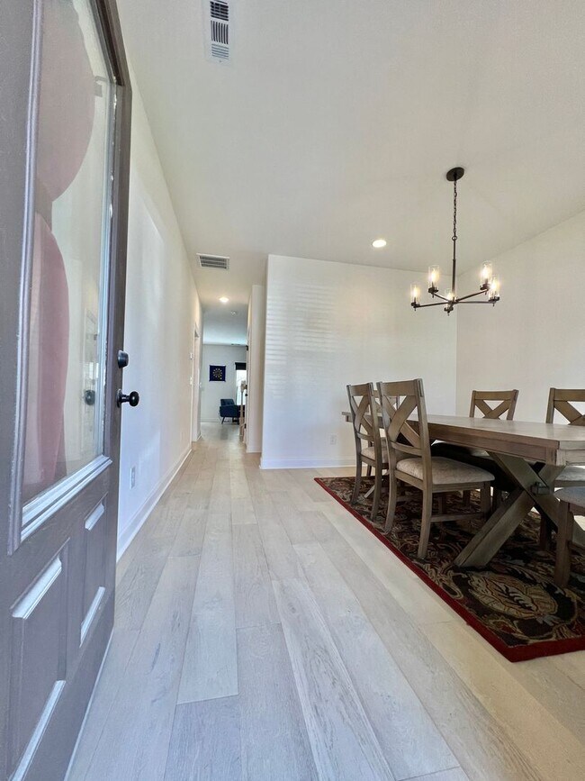 Building Photo - 3 Bed, 2.5 Bath Townhome w/ 1 Car Garage