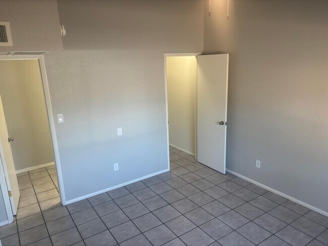 Building Photo - 2033 S Forest Ave