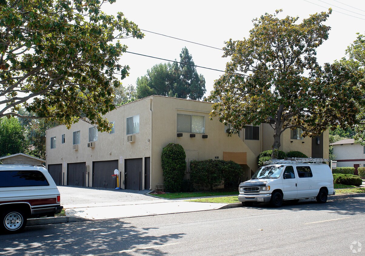 231 W Palmyra Ave, Orange, CA 92866 Apartments in Orange, CA