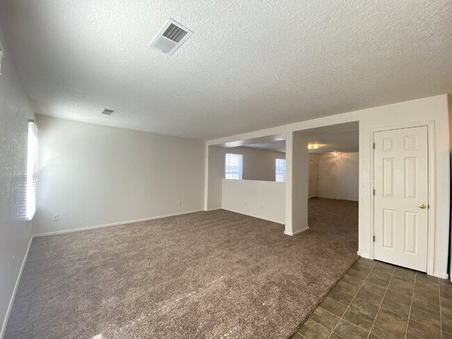Building Photo - Spacious 3BR/2Bath/2Living - 1 Car Garage