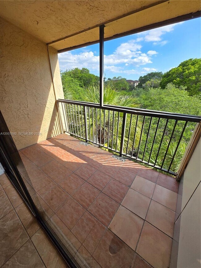 Building Photo - 14201 N Kendall Dr