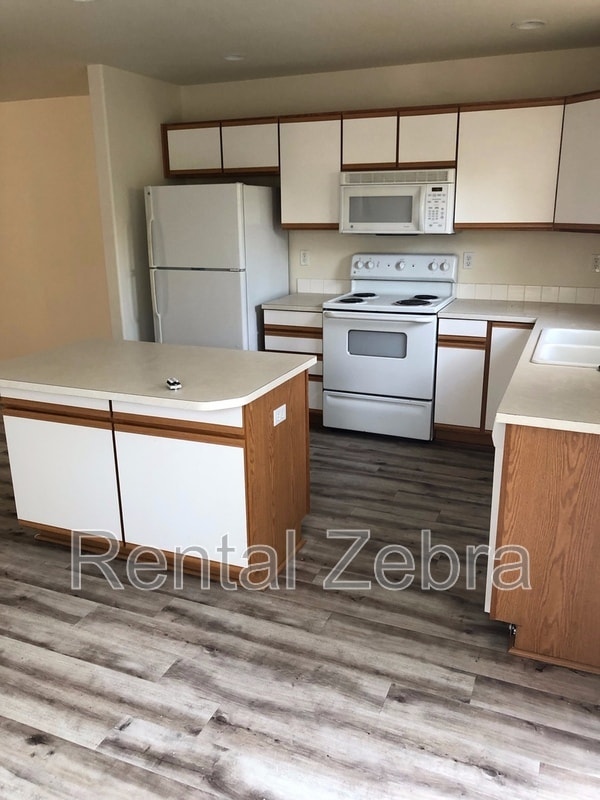 1943 SW Canyon Dr Unit 1943, Redmond, OR 97756 Condo for Rent in Redmond, OR