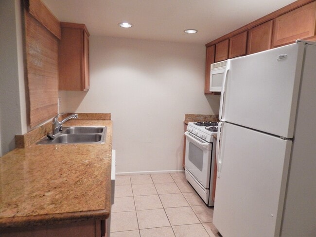 Building Photo - Nice 2 Bedroom 1.25 Bath close to UCR in R...