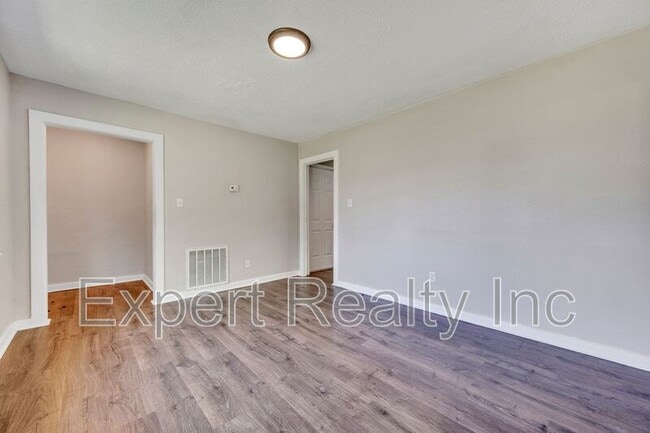 Building Photo - 1033 57th St