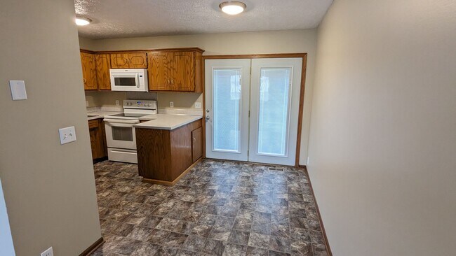 Building Photo - South End home with finished basement