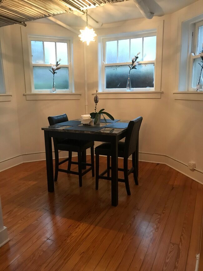 dining area - 5424 N Wayne Ave