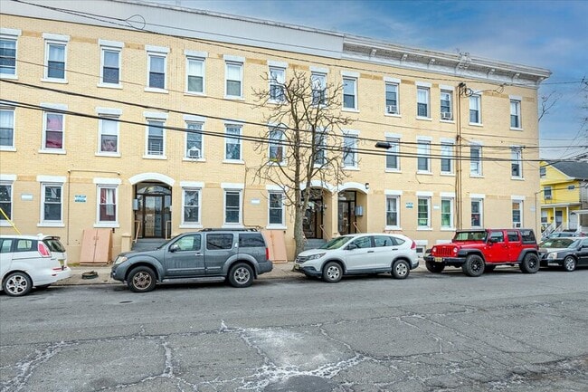 Building Photo - 424 Division St
