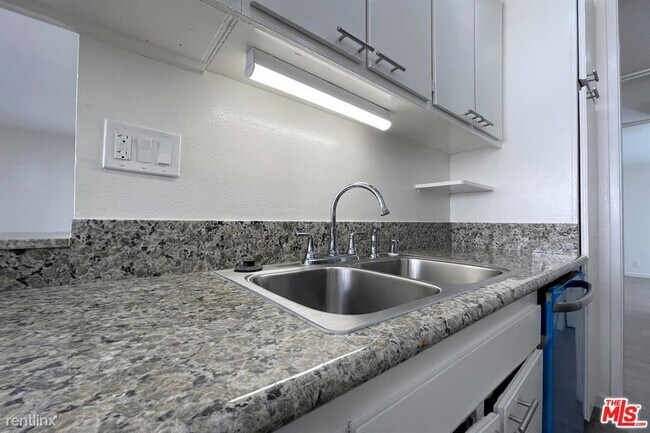Building Photo - 2 br, 2 bath Condo - 5900 Canterbury Dr Ap...