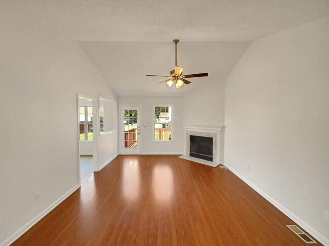 Foto del edificio - Cute 2 Bedroom 2 Bath Home with a 2 Car Garage!