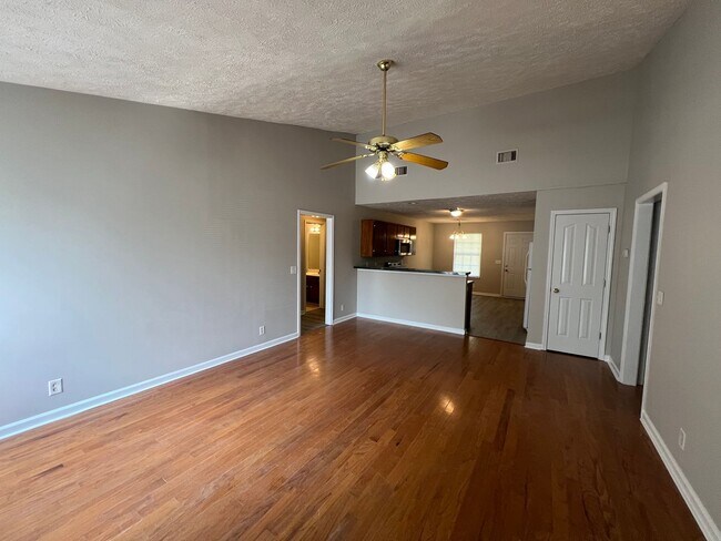 Building Photo - Cute 3 BR 2 Bath Home located minutes from MTSU, dining and shopping
