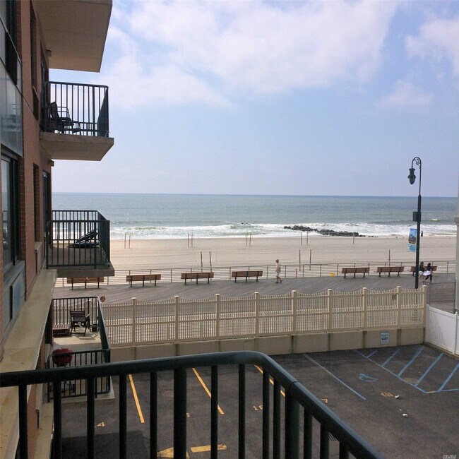 Building Photo - 260 W Broadway