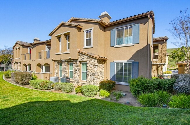 Building Photo - Single Level Condo - 2 Bedroom + Den With Views in Sabre Springs