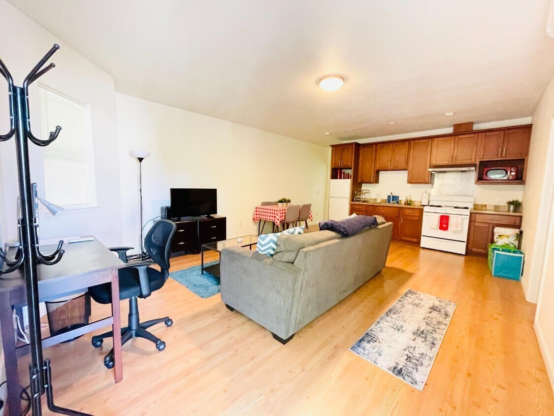 Primary Photo - 1114 Villa St