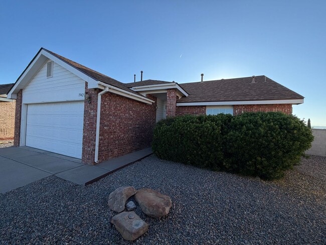 Foto del edificio - 3 Bedroom Single Story Home Available Near Unser Blvd NW & Ladera Dr NW!