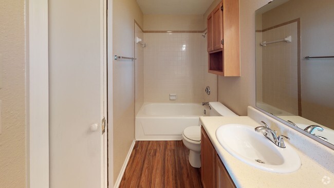 Baño - River Oaks Apartments