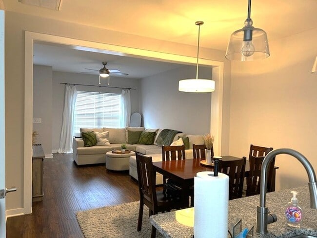 Building Photo - Nice 2 Bedroom 2.5 bath townhome with open...