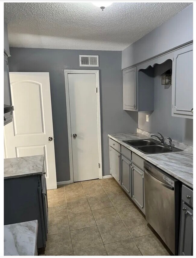 Foto del edificio - 3273 Ridgemont Ave