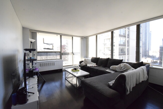Foto del edificio - 1455 N Sandburg Terrace