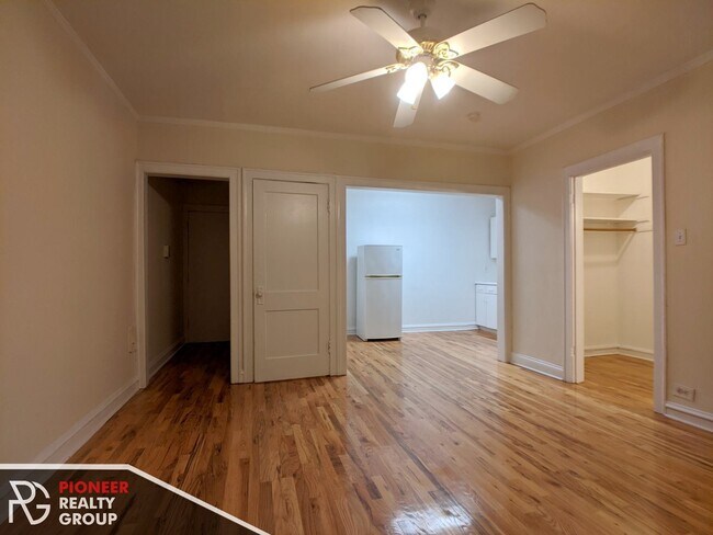 Building Photo - 540 W Wellington Ave