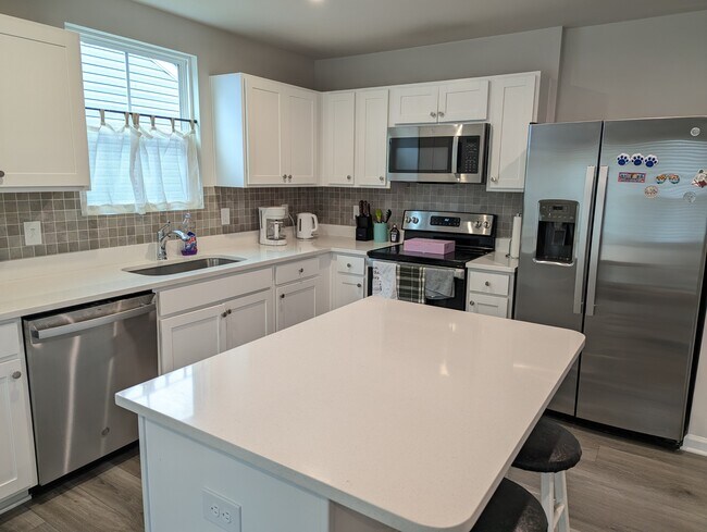 Building Photo - 916 Throckmorton Ct