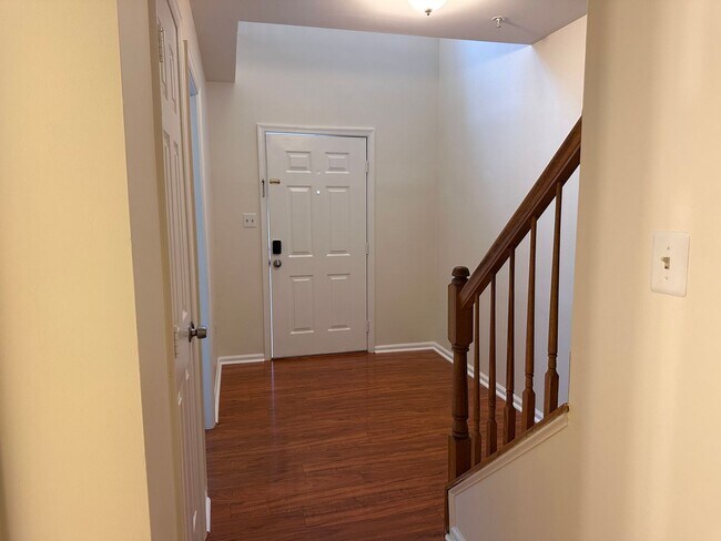 Building Photo - 4 bedroom 3 bath townhome available for rent