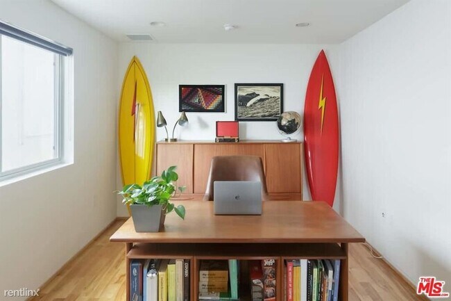 Foto del edificio - 530 N Larchmont Blvd