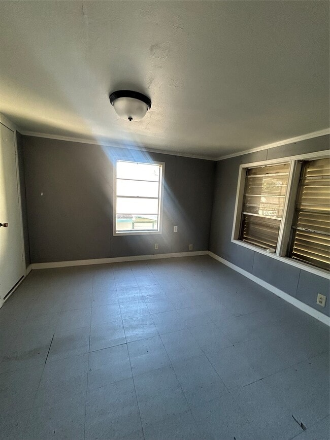 Building Photo - 1901 N Avenue G