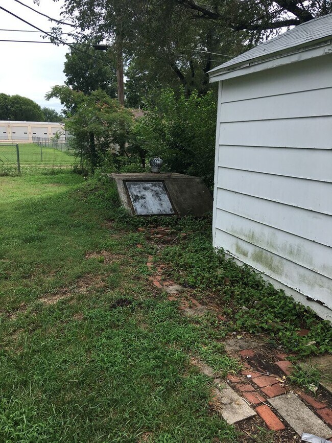 Building Photo - $699 - 2 bed 1 bath - Single Family Home