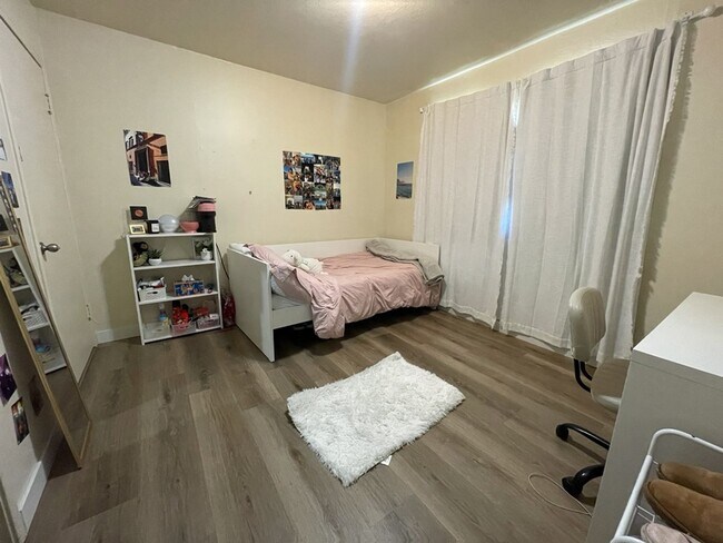 Foto del edificio - Great 5 bedroom house with large yard a block from campus available for September move in!