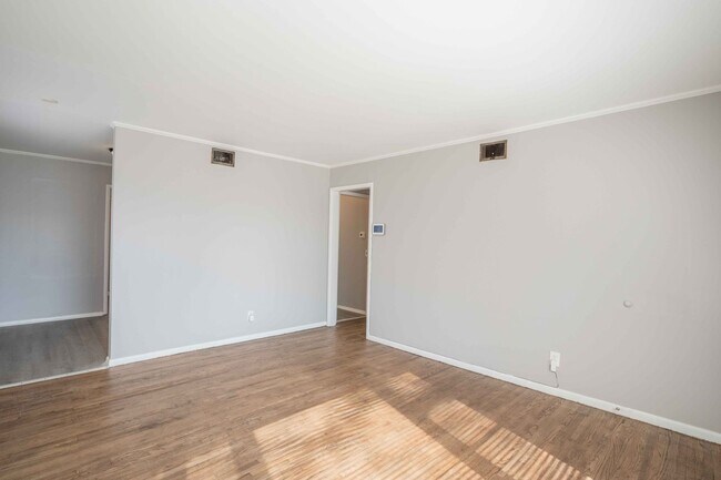 Foto del edificio - 3 Bed 1 Bath House Available NOW. February...