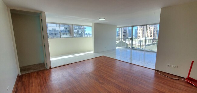 Building Photo - AVAILABLE NOW! Spacious and bright 2 bed, ...