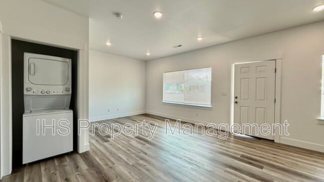 Building Photo - 3917 W Van Giesen St