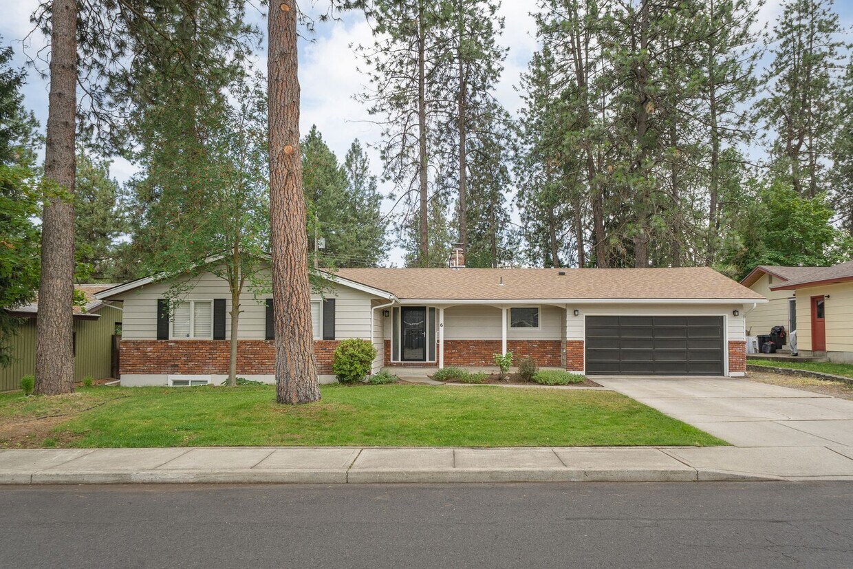 Primary Photo - Available Now!! 5 Bedroom, 3 Bathroom Ranc...