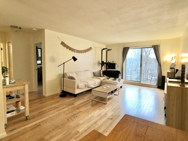 Building Photo - 804 Centre St