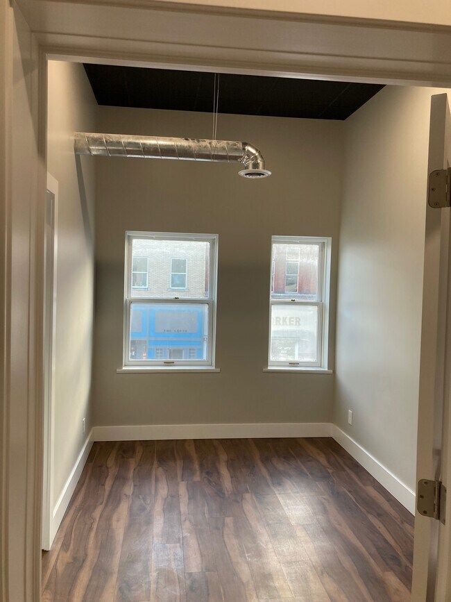 Dormitorio 2 - 114 S Main St