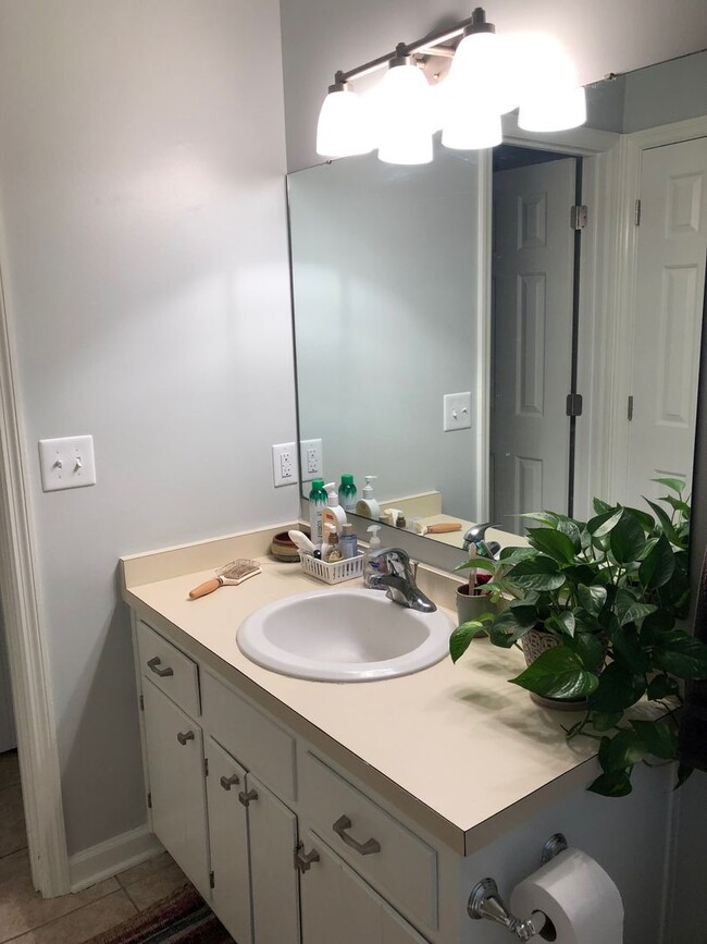 Building Photo - Cute home with great space