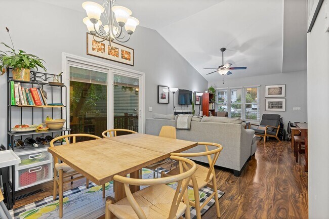 Foto del edificio - 3 Bedroom 2 Bath Chapel Hill Home - Availa...