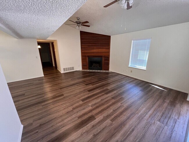 Foto del edificio - 3 br, 2 bath House - 703 Broken Arrow (743)