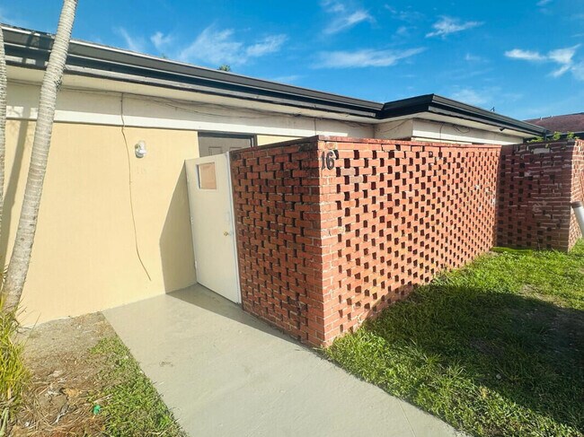 Building Photo - 1755 Forest Hill Blvd