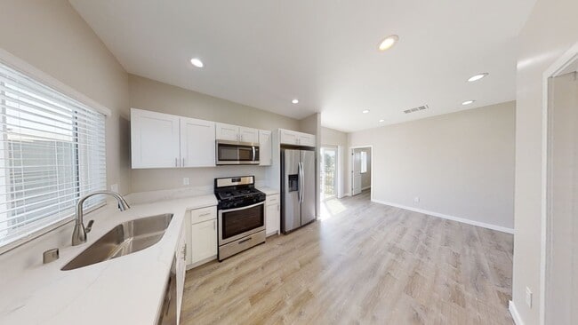 Building Photo - 4 BD House!