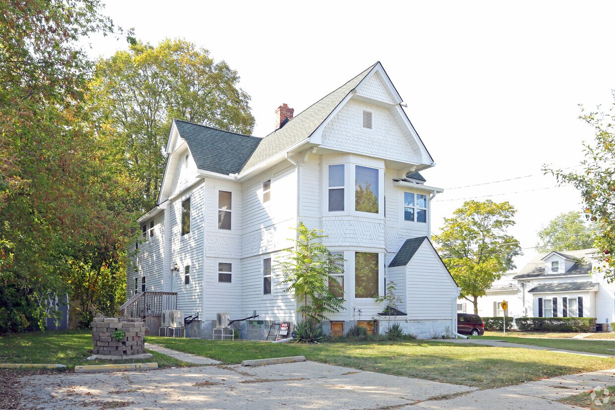 102 S 1st St, Holly, MI 48442 Apartments in Holly, MI