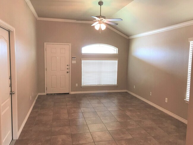 Building Photo - Beautiful 3bed/2bath Duplex near Clear Creek to Fort Hood!
