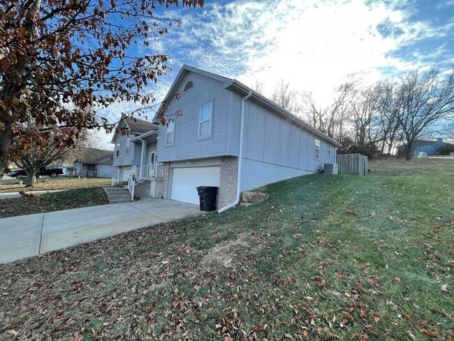 Building Photo - New Price - 3 Bedroom, 2 Bathroom Townhome...