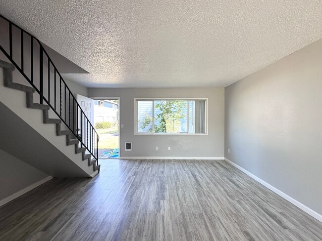 Building Photo - Quiet and Spacious 2 Bedroom, 1 Bath, Town...