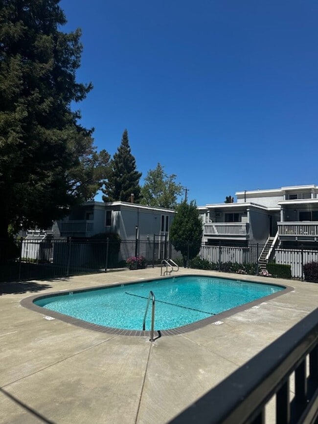 Building Photo - 2 bedroom & 1 bath condo in a parklike set...