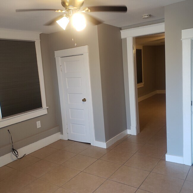 Sala de estar - 8320 Cohn St