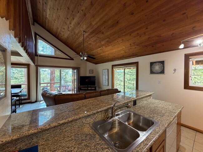 Building Photo - 2 Bedroom Duplex in Tyrolia! Summer pool!